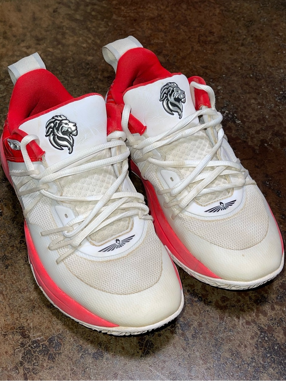 UNITUS Judah 1 Low Basketball Sneakers with Lion Emblem